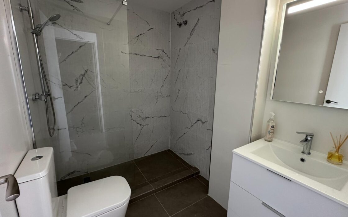 Таунхаус в Олива Нова 140 кв.м с террасой у моря