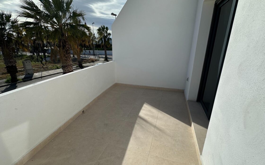 Таунхаус в Олива Нова 140 кв.м с террасой у моря