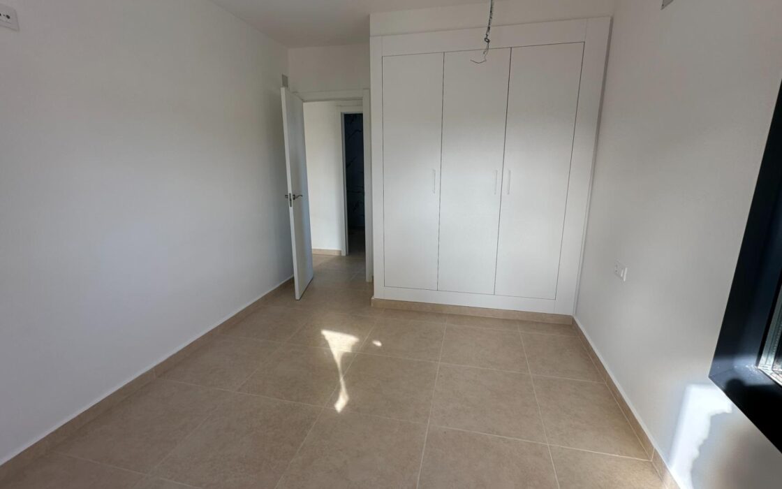 Таунхаус в Олива Нова 140 кв.м с террасой у моря