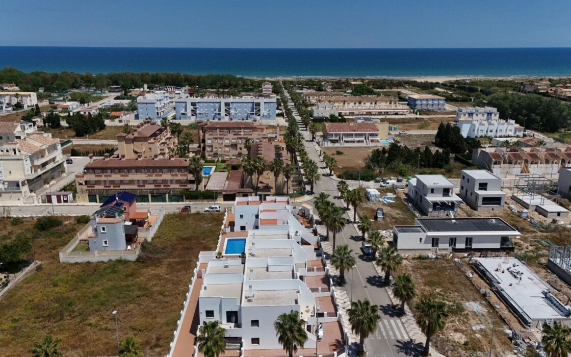 Таунхаус в Олива Нова 140 кв.м с террасой у моря