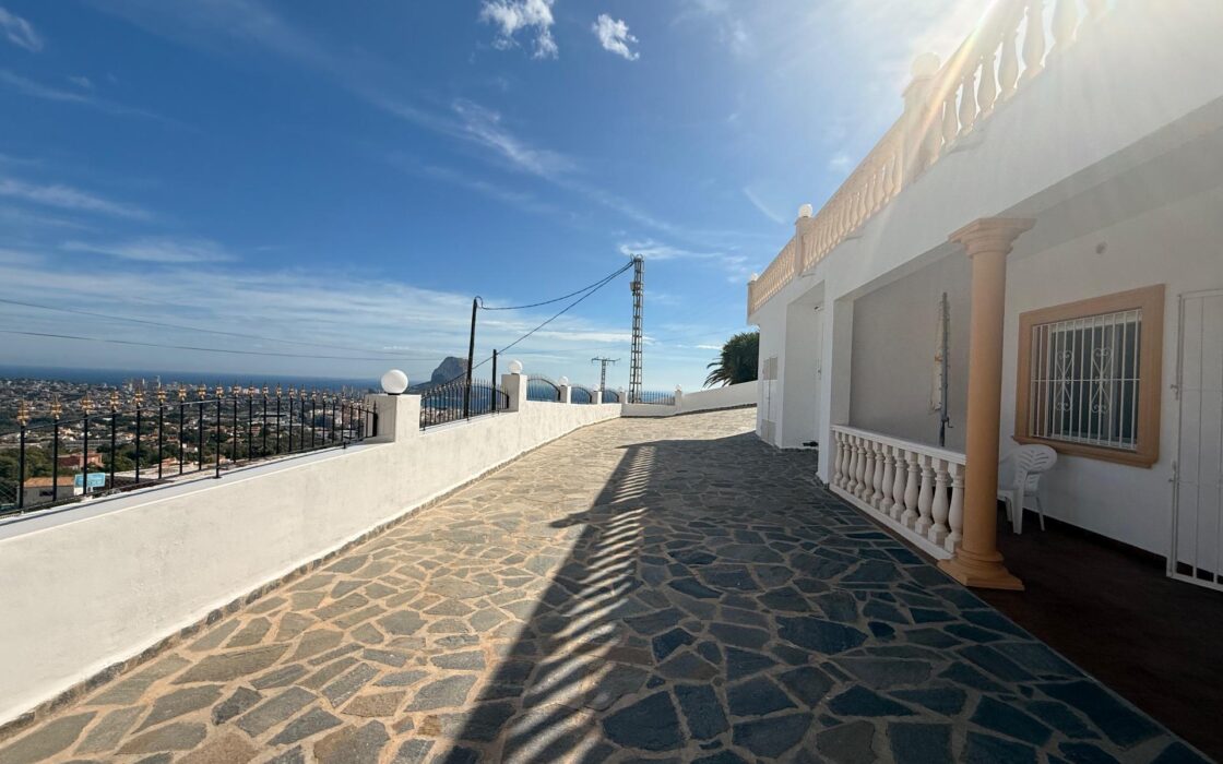 Вилла с панорамным видом на море в Кальпе, 384 кв.м, 4 спальни