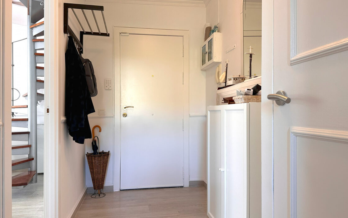 Дуплекс-пентхаус 124 кв.м у моря в Пуэрто-де-ла-Дукесе