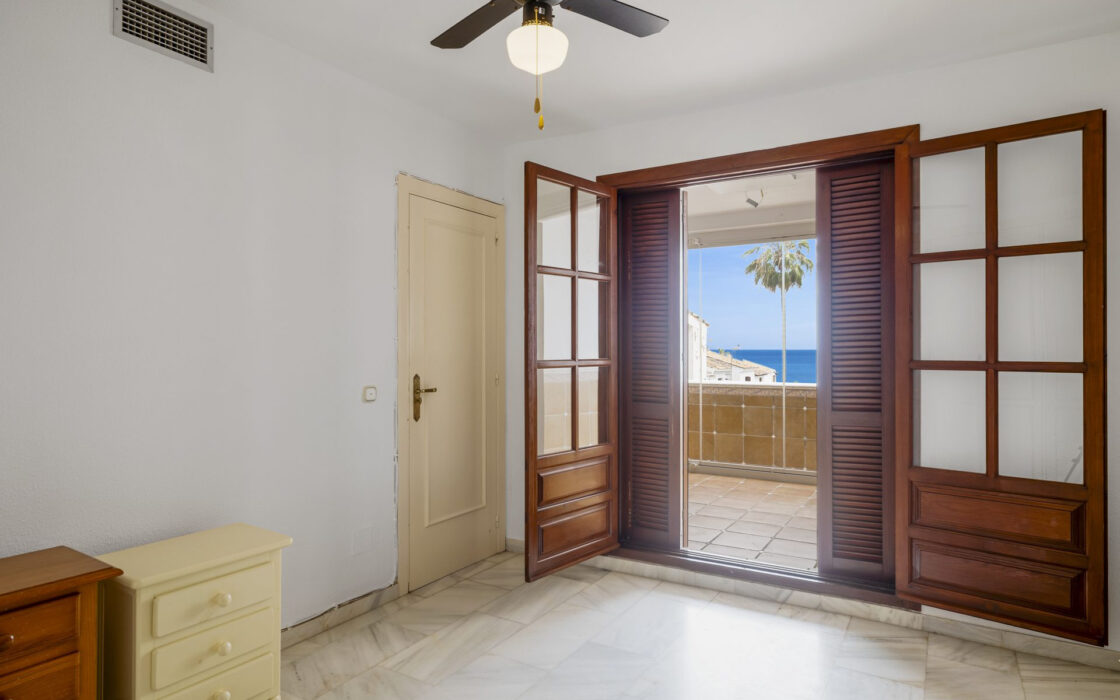 Таунхаус у моря с 2 спальнями в Эстепоне 97 кв.м