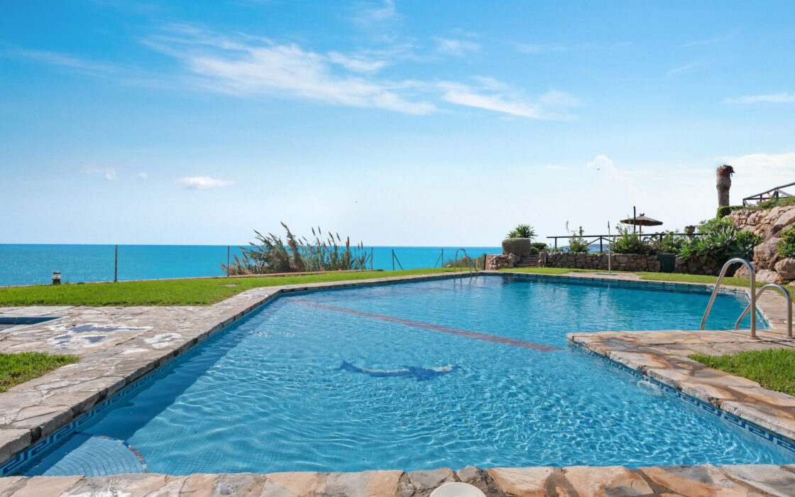 Таунхаус у моря с 2 спальнями в Эстепоне 97 кв.м