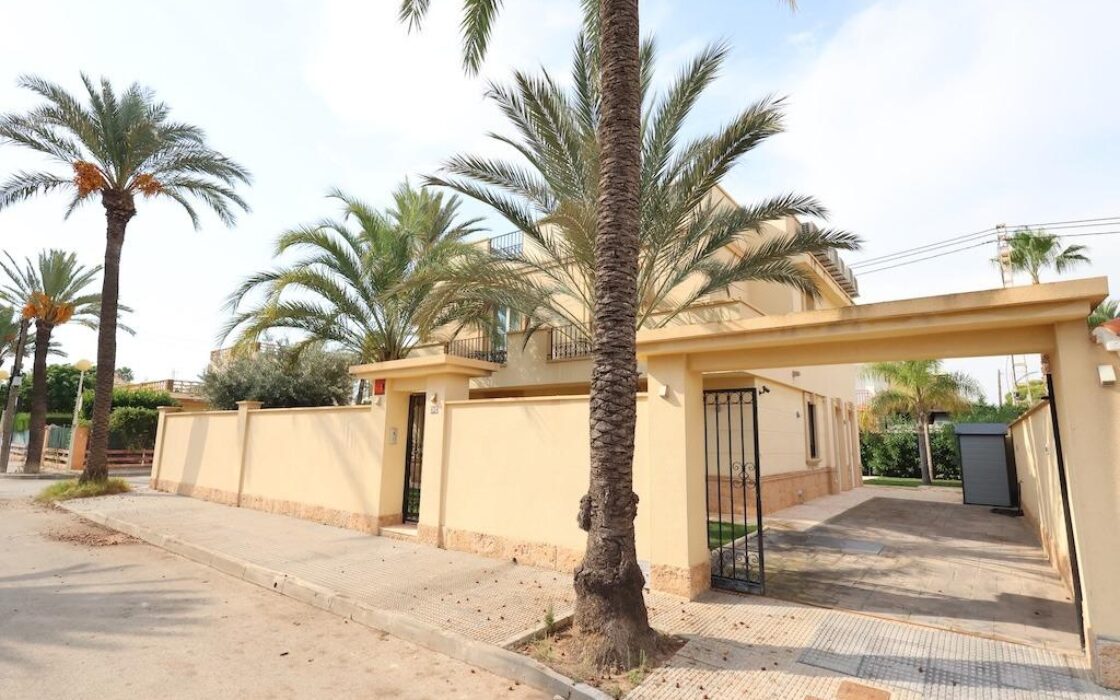 Дом в Кабо Роиг с террасой и частным бассейном 222 кв.м