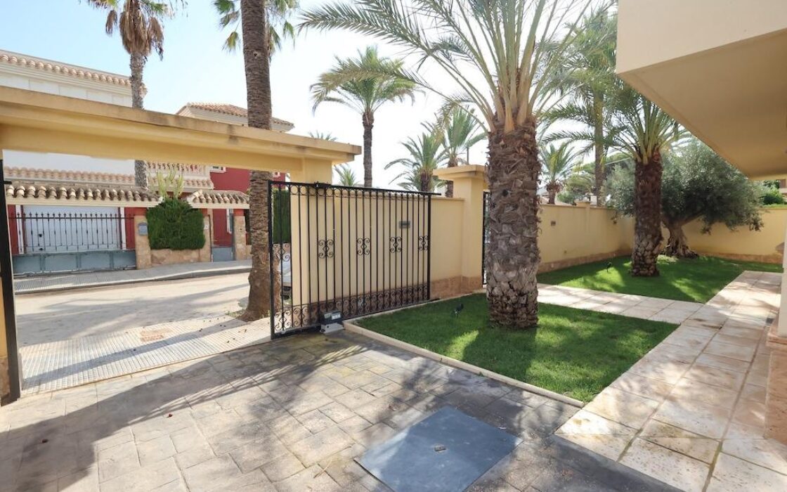 Дом в Кабо Роиг с террасой и частным бассейном 222 кв.м