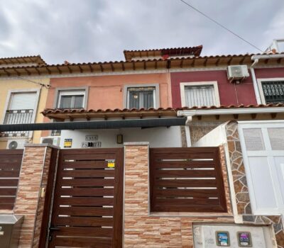 Затишний таунхаус з солярієм біля озера в Торрев’єсі 73 кв.м