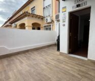 Уютный таунхаус с солярием у озера в Торревьехе 73 кв.м