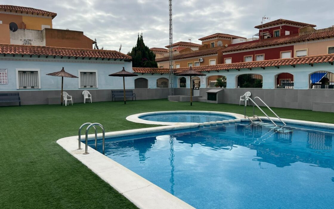 Уютный таунхаус с солярием у озера в Торревьехе 73 кв.м