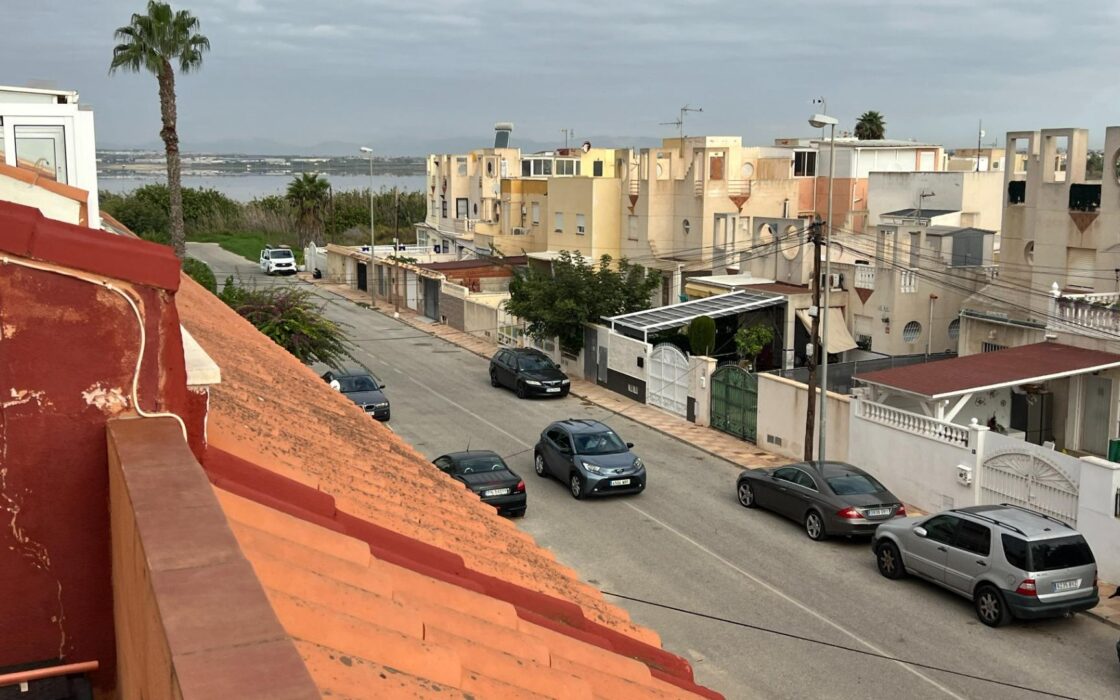 Уютный таунхаус с солярием у озера в Торревьехе 73 кв.м