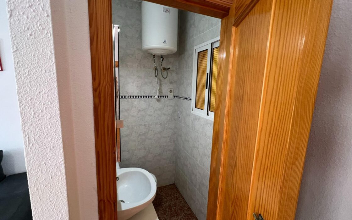 Уютный таунхаус с солярием у озера в Торревьехе 73 кв.м