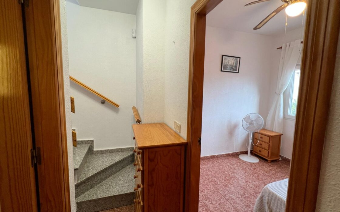 Уютный таунхаус с солярием у озера в Торревьехе 73 кв.м