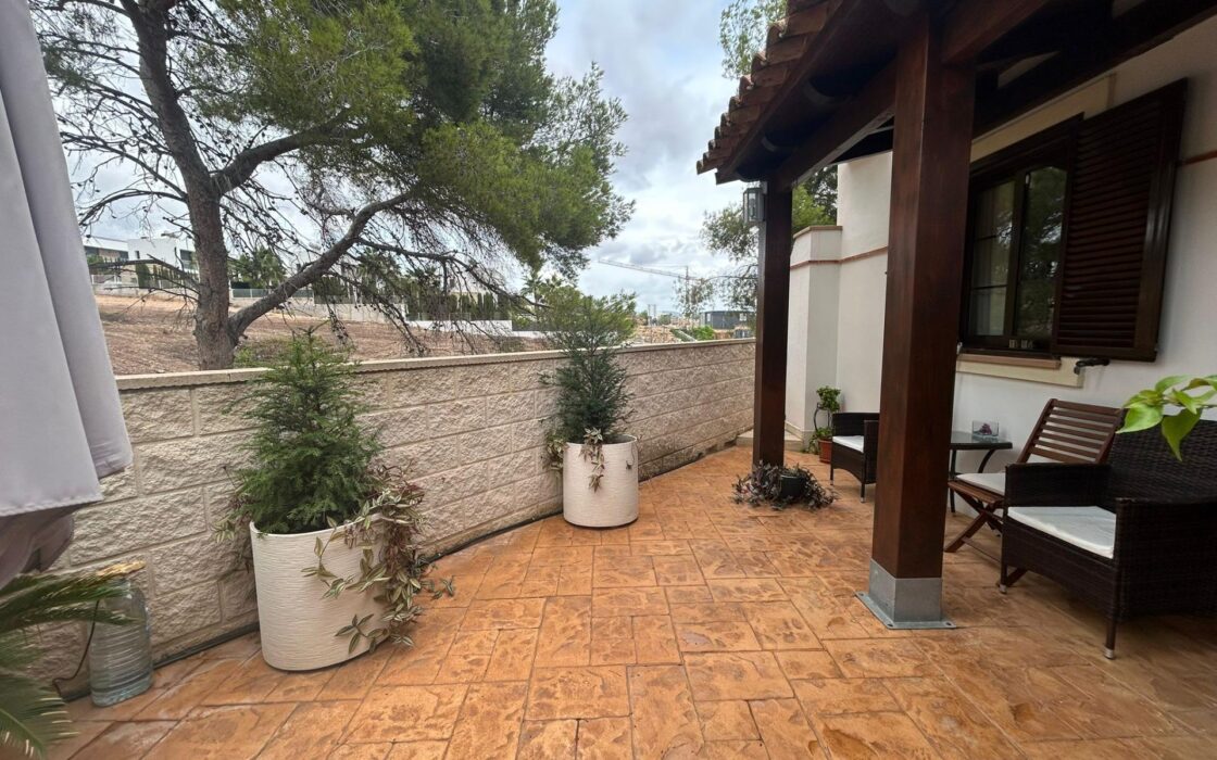 Суміжний будинок в Сьерра-Кортина з терасою 140 кв.м