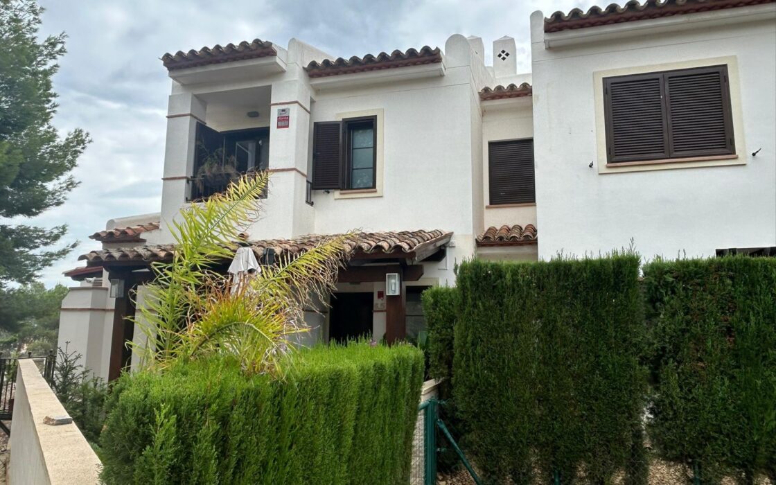 Суміжний будинок в Сьерра-Кортина з терасою 140 кв.м