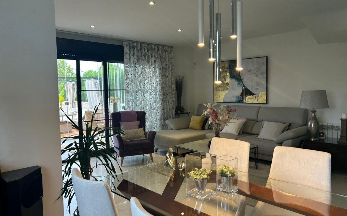 Суміжний будинок в Сьерра-Кортина з терасою 140 кв.м