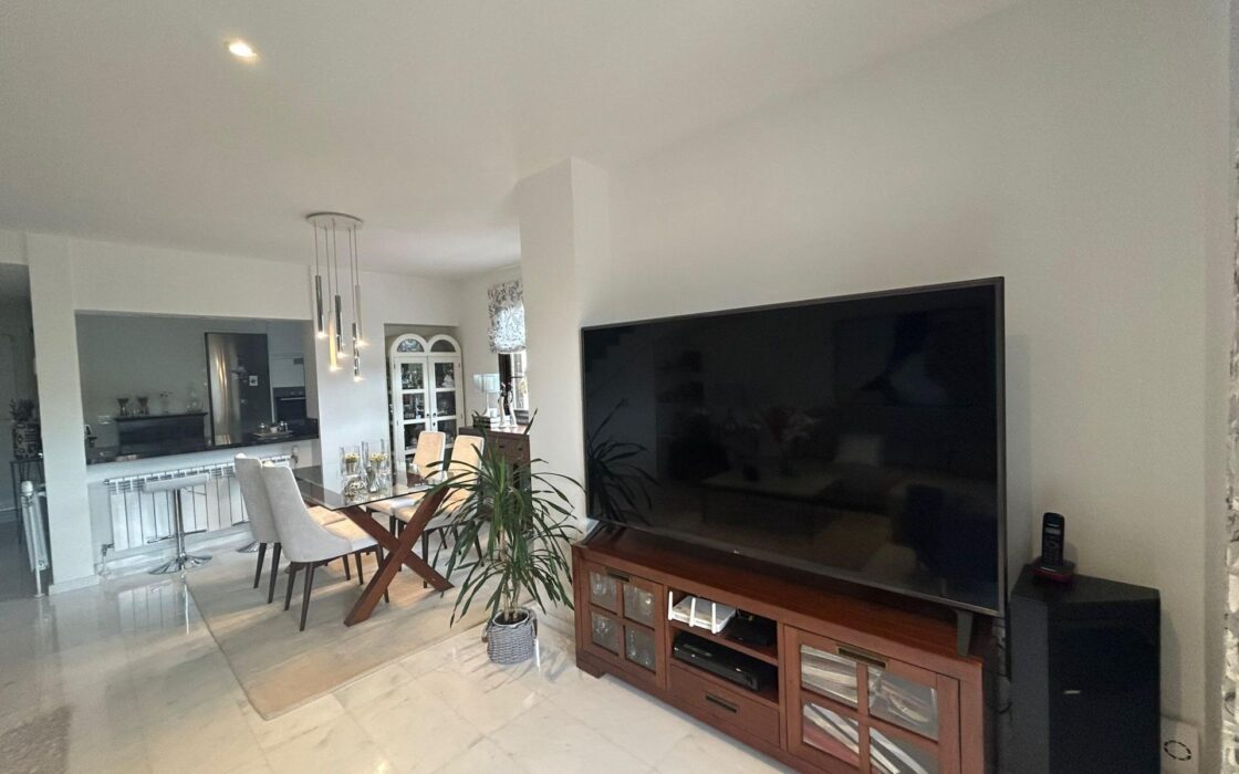 Суміжний будинок в Сьерра-Кортина з терасою 140 кв.м