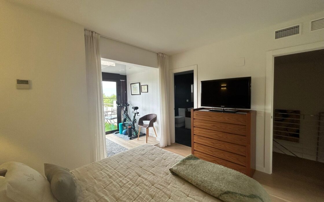 Суміжний будинок в Сьерра-Кортина з терасою 140 кв.м