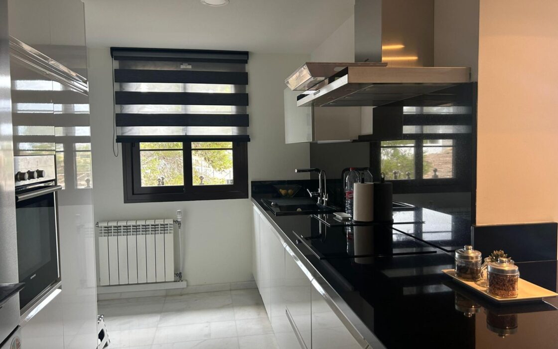 Суміжний будинок в Сьерра-Кортина з терасою 140 кв.м