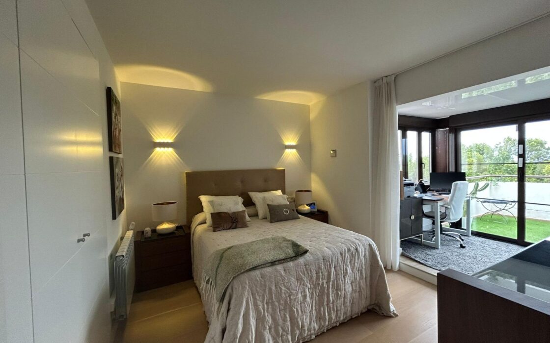 Суміжний будинок в Сьерра-Кортина з терасою 140 кв.м