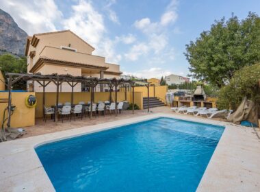 Дом в Полоп с террасой и бассейном, 113 кв.м, 4 комнаты