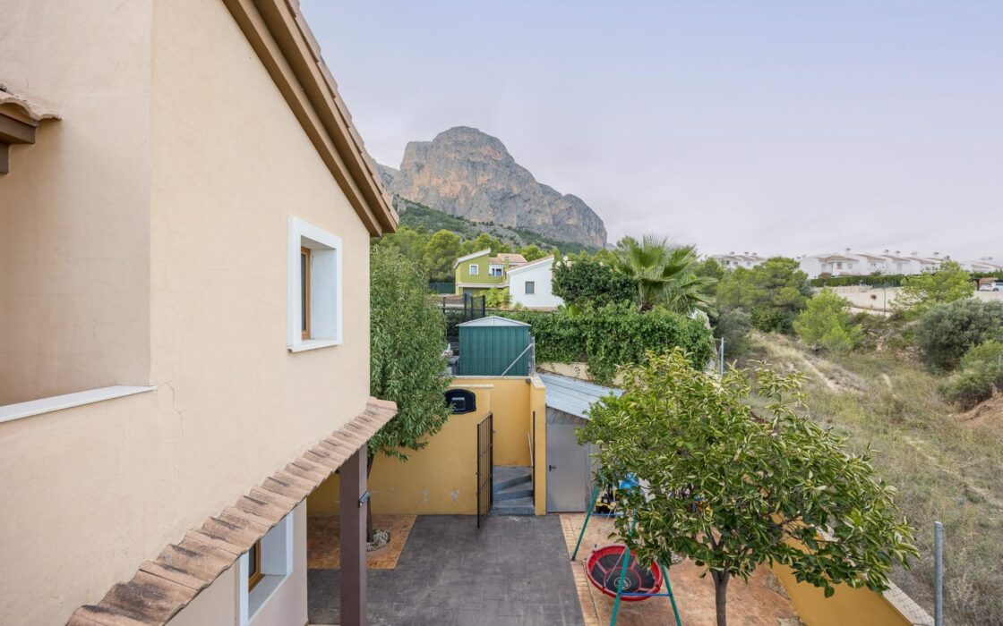 Будинок в Полопі з терасою та басейном, 113 кв.м, 4 кімнати