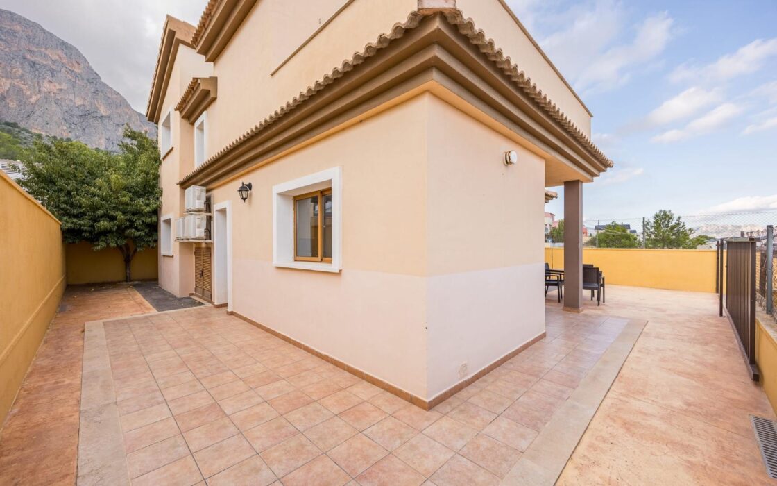 Будинок в Полопі з терасою та басейном, 113 кв.м, 4 кімнати