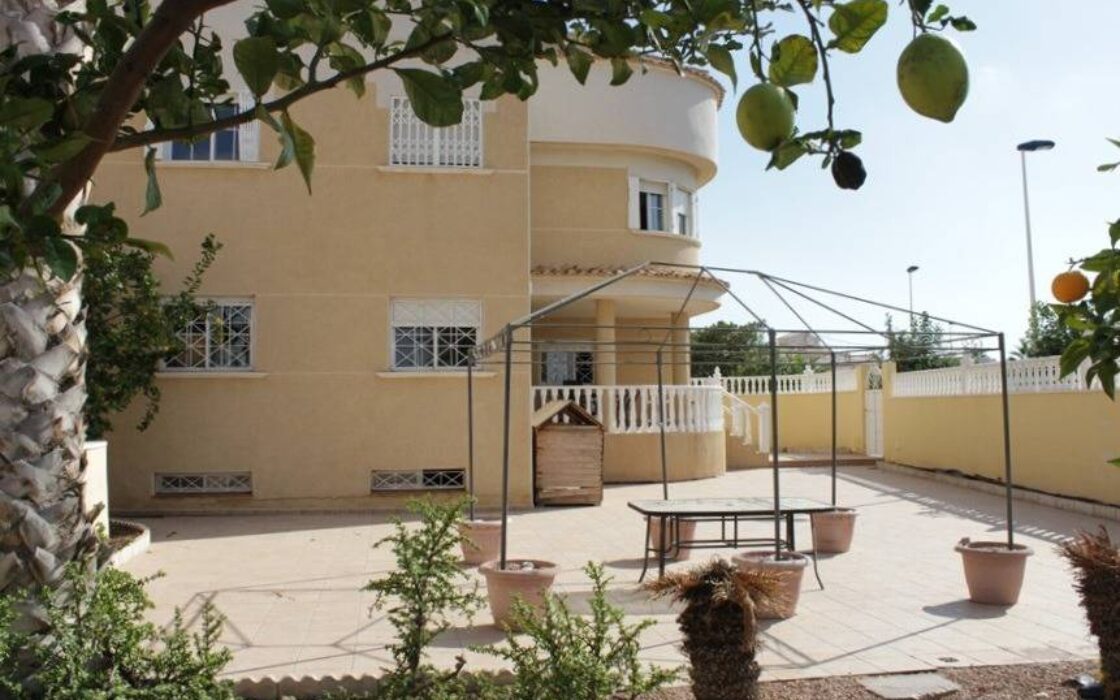 Дом в Торревьехе 338 кв.м с джакузи и бассейном