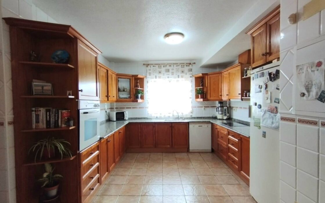 Дом в Торревьехе 338 кв.м с джакузи и бассейном