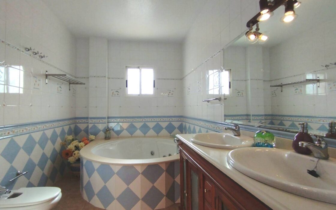 Дом в Торревьехе 338 кв.м с джакузи и бассейном