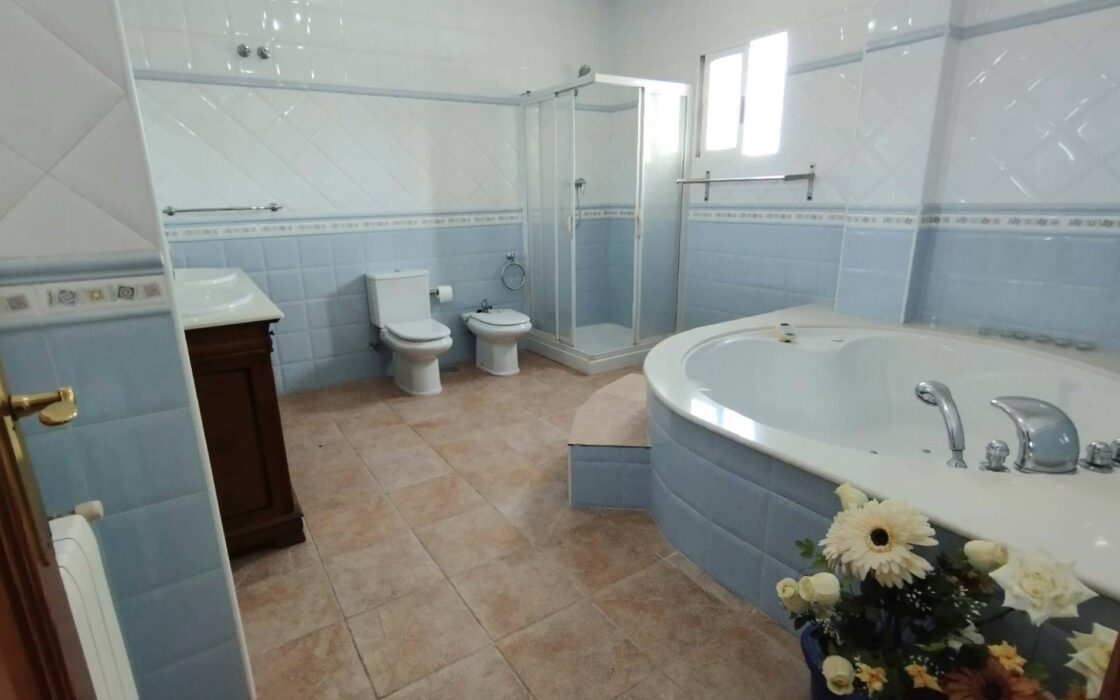 Дом в Торревьехе 338 кв.м с джакузи и бассейном