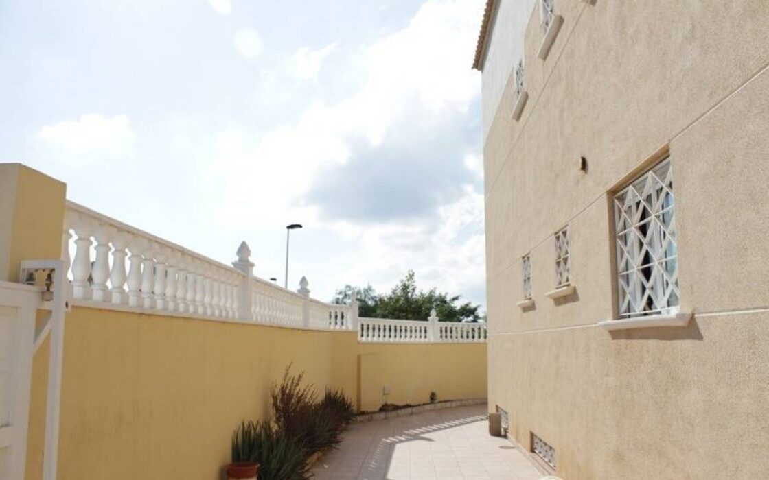 Дом в Торревьехе 338 кв.м с джакузи и бассейном