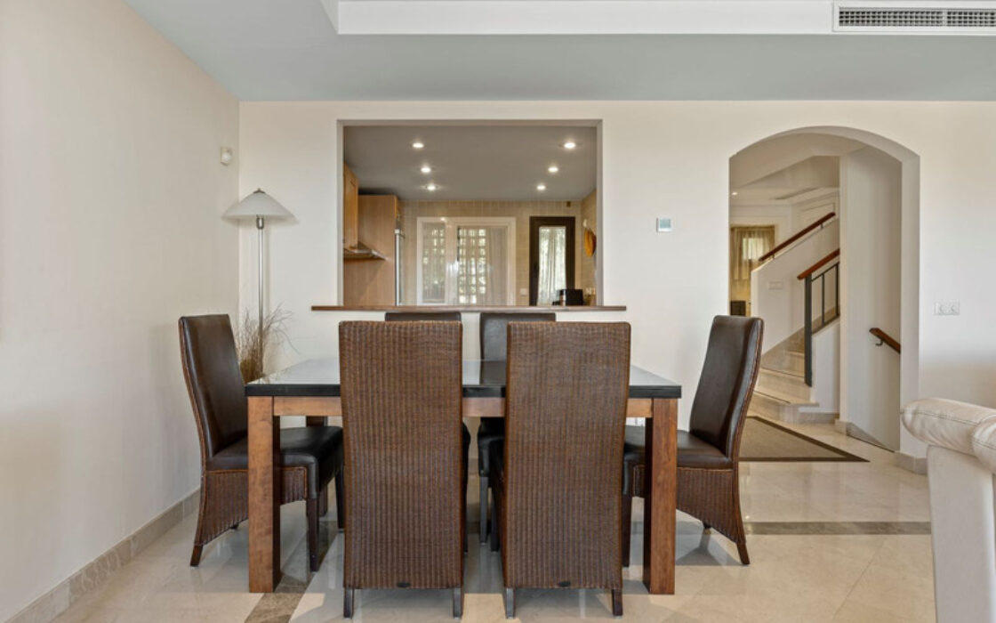 Таунхаус с террасой в Los Arqueros, 264 кв.м, 4 комнаты