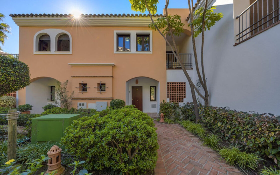 Таунхаус с террасой в Los Arqueros, 264 кв.м, 4 комнаты