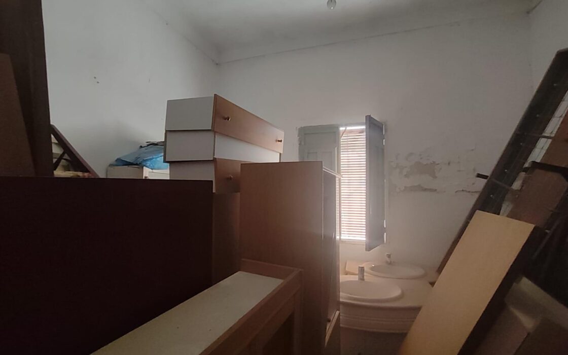 Будинок в Бенехусаре, 150 кв.м, для ремонту, хороше місцезнаходження