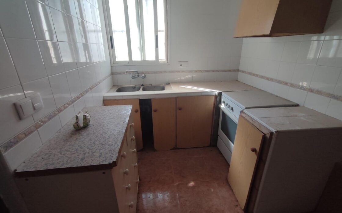 Будинок в Бенехусаре, 150 кв.м, для ремонту, хороше місцезнаходження