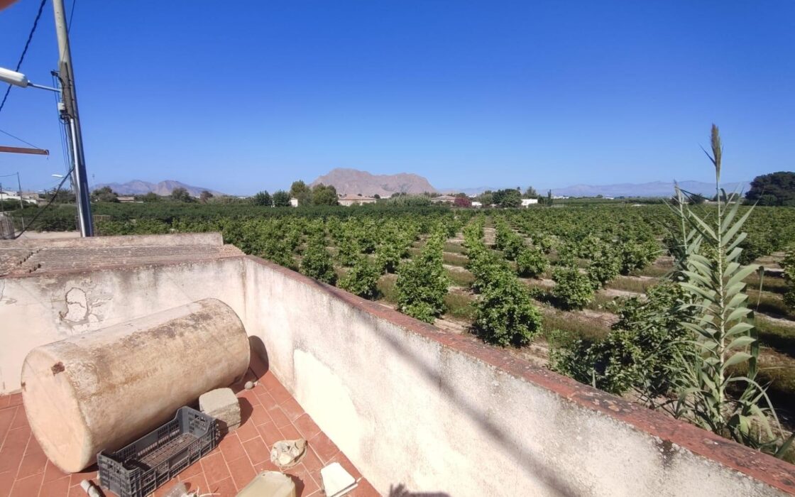 Будинок в Бенехусаре, 150 кв.м, для ремонту, хороше місцезнаходження