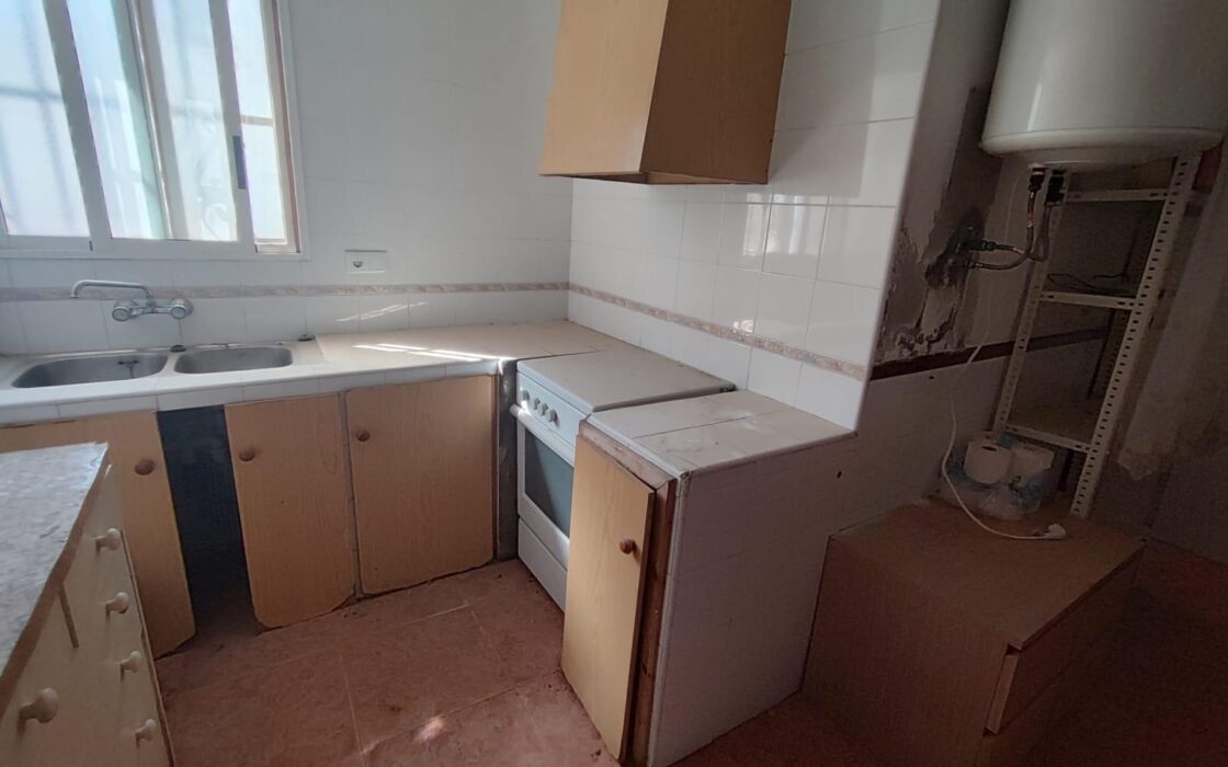 Будинок в Бенехусаре, 150 кв.м, для ремонту, хороше місцезнаходження