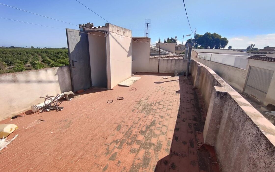 Будинок в Бенехусаре, 150 кв.м, для ремонту, хороше місцезнаходження