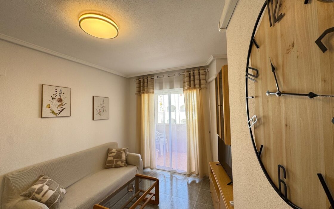 Квартира у моря в Торревьехе 57 кв.м с террасой и бассейном