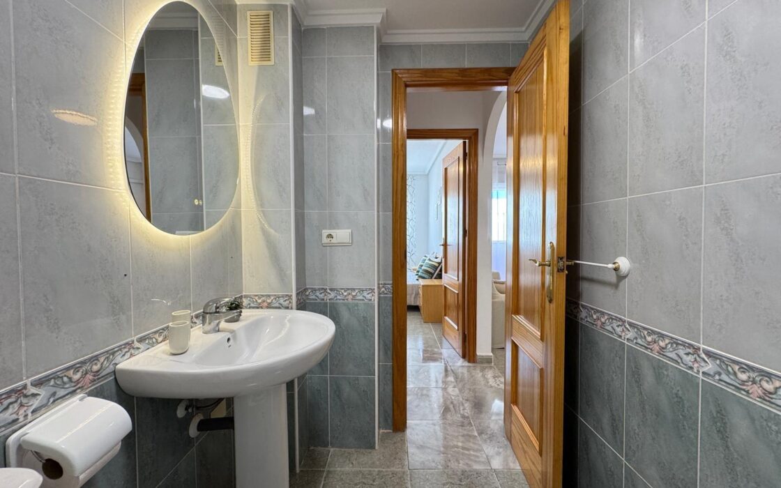 Квартира у моря в Торревьехе 57 кв.м с террасой и бассейном