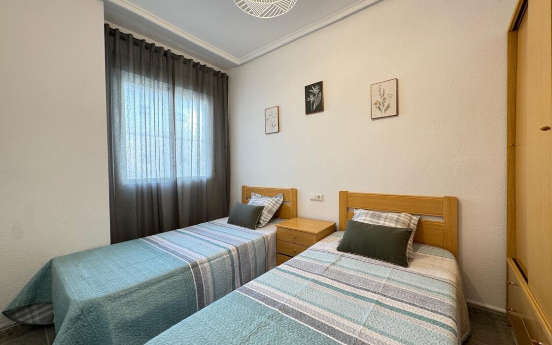 Квартира у моря в Торревьехе 57 кв.м с террасой и бассейном