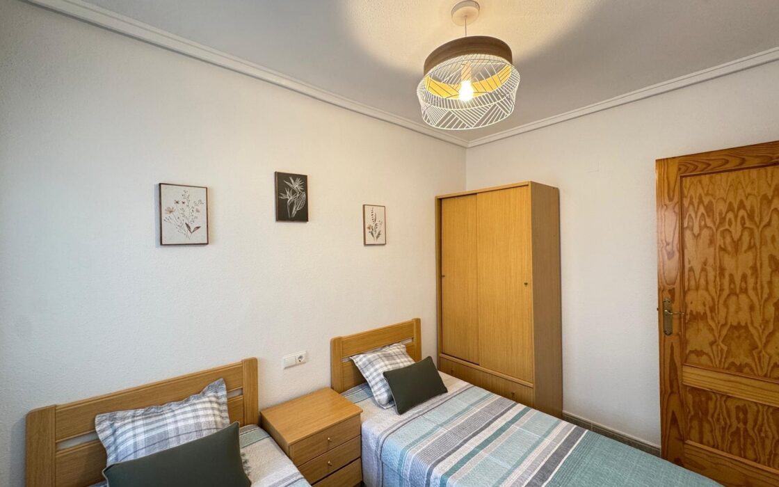 Квартира у моря в Торревьехе 57 кв.м с террасой и бассейном