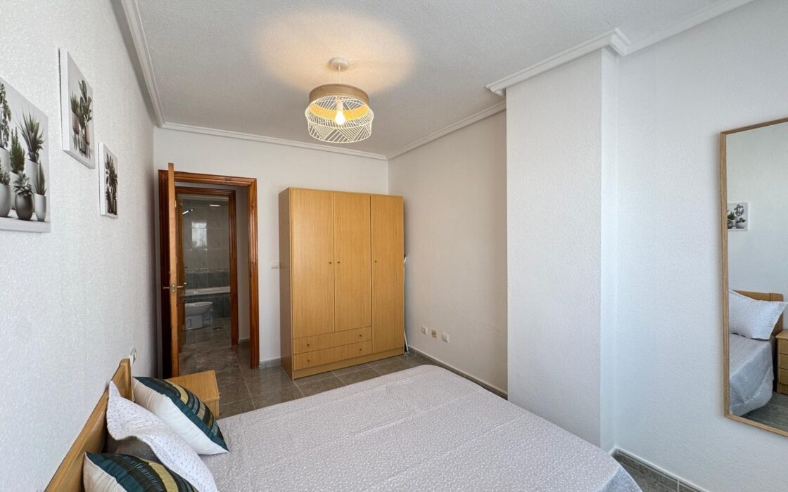 Квартира у моря в Торревьехе 57 кв.м с террасой и бассейном