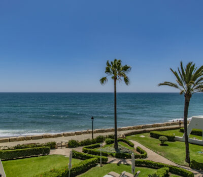 Розкішний будинок біля моря в Marbella з терасою та чудовим видом