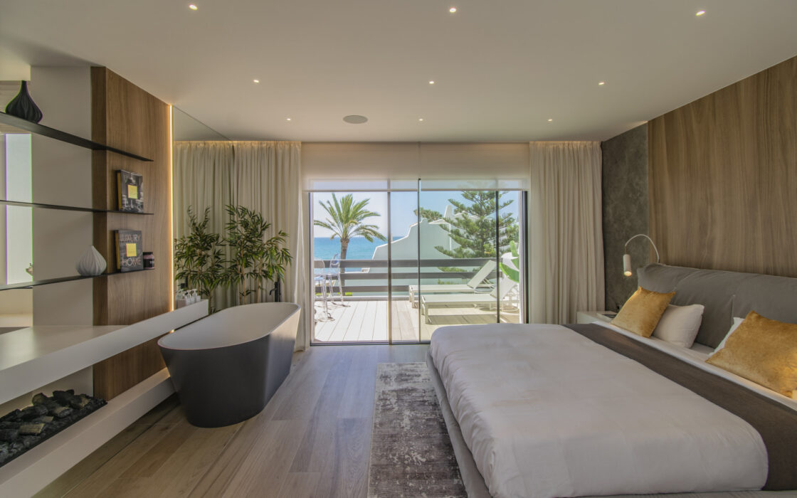 Роскошный дом у моря в Marbella с террасой и великолепным видом