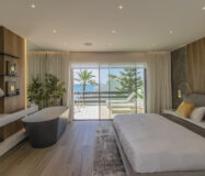 Роскошный дом у моря в Marbella с террасой и великолепным видом