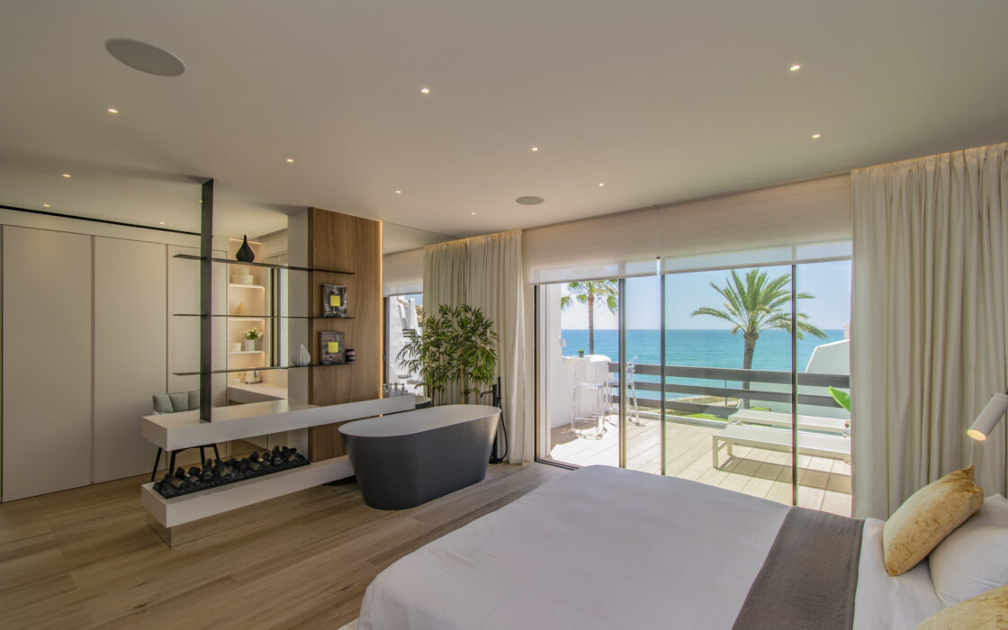 Роскошный дом у моря в Marbella с террасой и великолепным видом