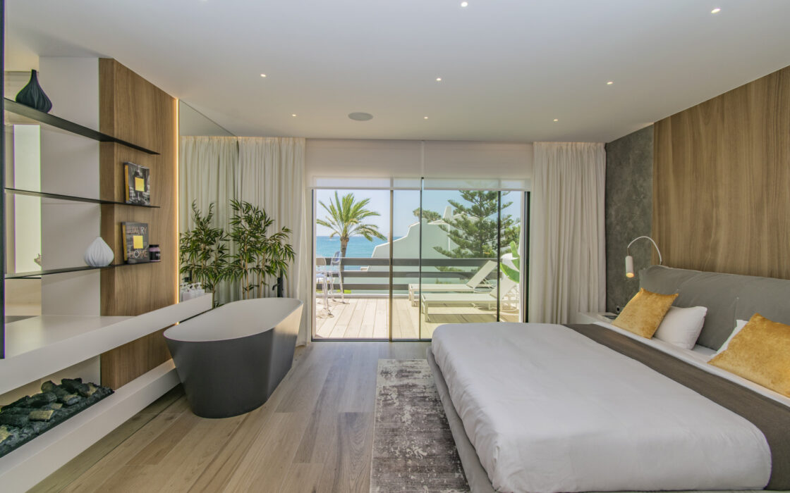 Роскошный дом у моря в Marbella с террасой и великолепным видом