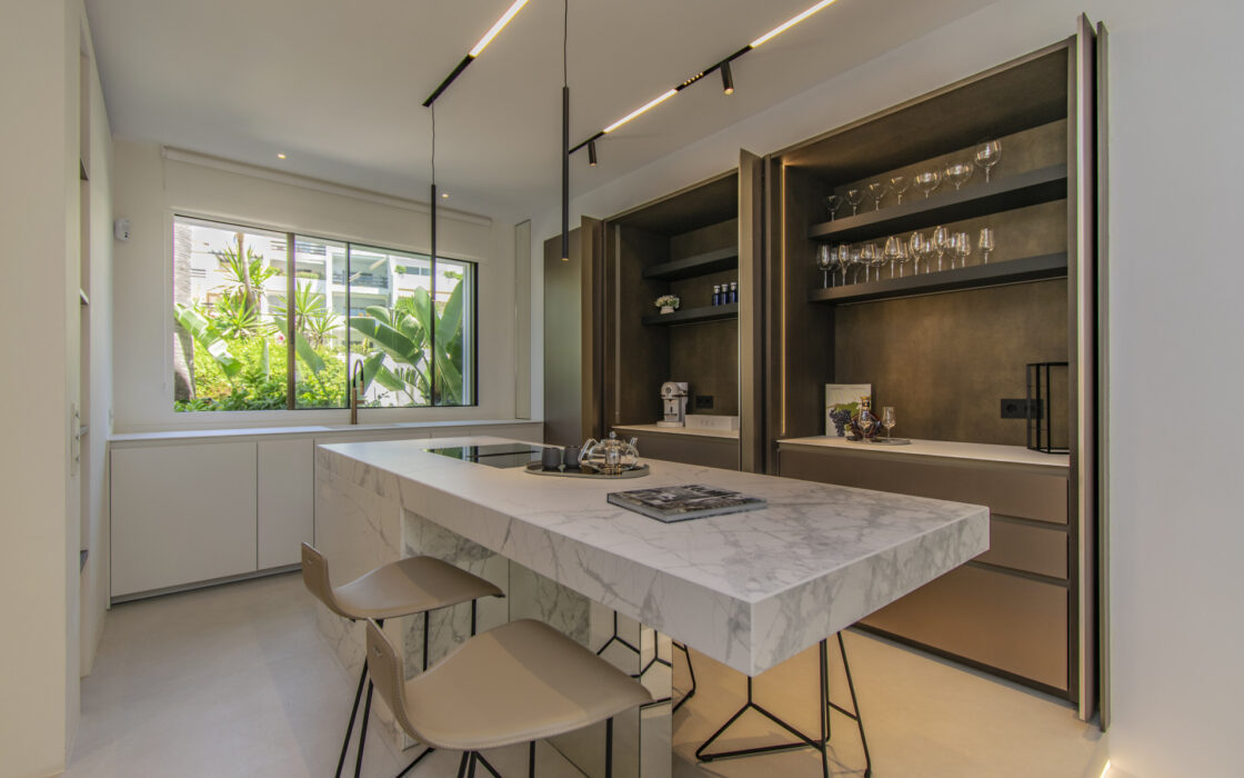 Роскошный дом у моря в Marbella с террасой и великолепным видом