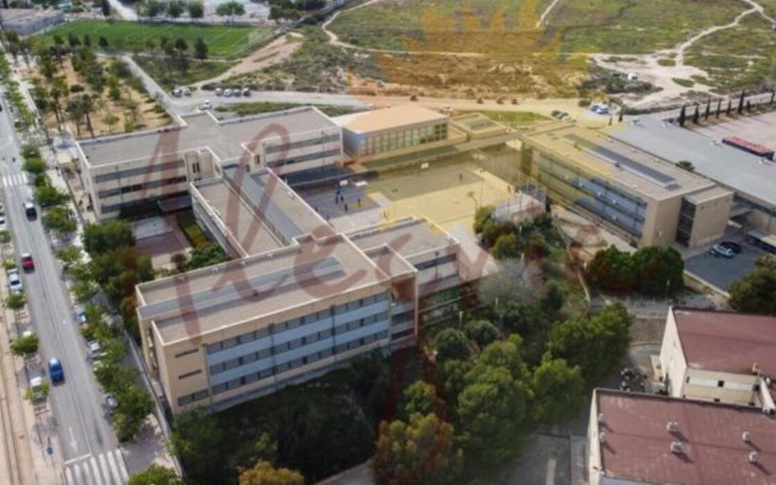 Продаётся 3-комнатная квартира в Аликанте с террасой